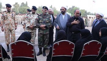 أثناء تقديم العزاء لعائلة الضابط