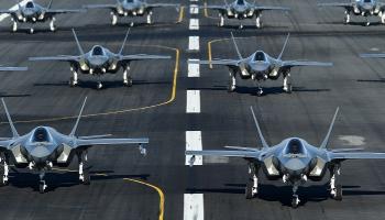 طائرات إف 35 أمريكية فوق حاملة طائرات