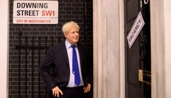 تمثال من الشمع لرئيس وزراء بريطانيا أمام لافتة شاغر