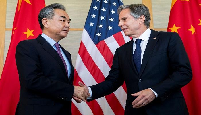 وزير الخارجية الأمريكي أنتوني بلينكن مع نظيره الصيني وانغ يي 