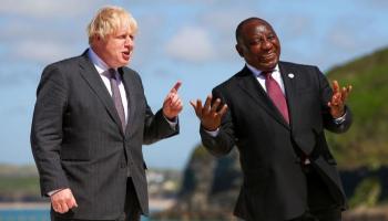 بوريس جونسون خلال لقائه بسيريل رامافوزا- أرشيفية