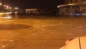 جانب من تراكمات الأمطار في شوارع عمان 