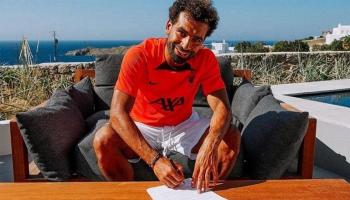محمد صلاح يوقع عقده الجديد مع ليفربول