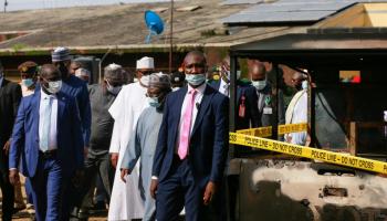 الرئيس النيجيري محمد بخاري يتفقد سجن كوجي