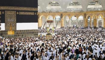 حجاج يطوفون حول الكعبة 