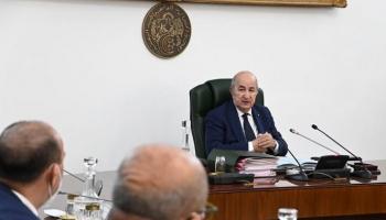 الرئيس الجزائري مع أعضاء حكومته في اجتماع لمجلس الوزراء - أرشيفية