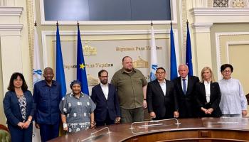 الدكتور علي النعيمي بين أعضاء فريق الاتحاد البرلماني الدولي