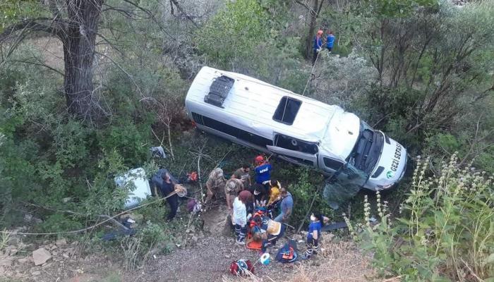 Tunceli'de tur minibüsü devrildi: 19 kişi yaralandı