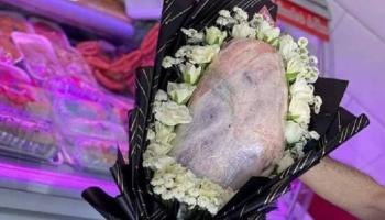 جزائري يهدي خطيبته فخذ خروف في شكل باقة ورد