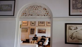 أشخاص يجلسون على أريكة في قصر الرئاسة