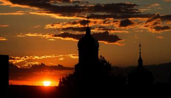غروب الشمس حول كنيسة في خاركيف الأوكرانية- رويترز