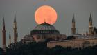 قمر الغزال يضيء سماء إسطنبول (صور)