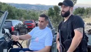 السفير العراقي في لبنان برفقة عنصر مسلح