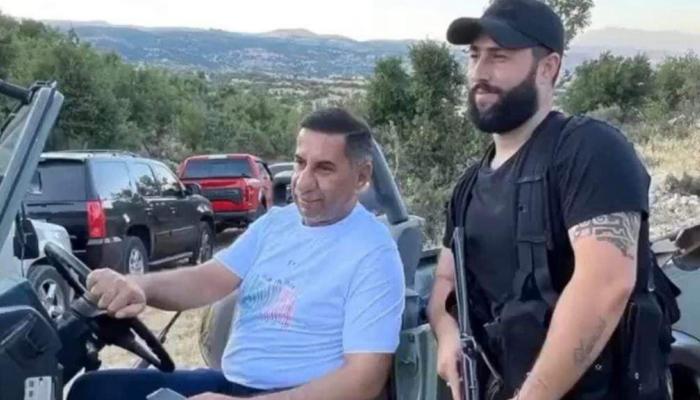 السفير العراقي في لبنان برفقة عنصر مسلح