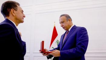 السفير الفرنسي يسلم الكاظمي وسام جوقة الشرف الوطني
