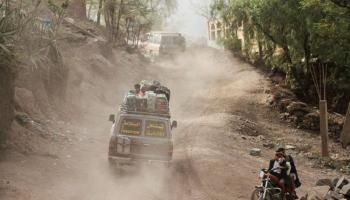 مركبات في طريق فرعي مؤدي إلى مدينة تعز المحاصرة حوثيا- أرشيفية