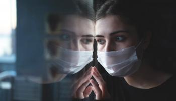 فتاة مصابة بإرهاق ما بعد كورونا