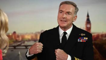 رئيس أركان الدفاع البريطاني الأدميرال السير توني راداكين