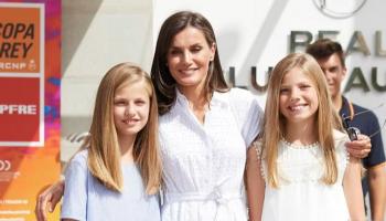  وريثة العرش الإسباني الأميرة ليونور برفقة والدتها