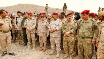 جانب من زيارة المقدش وضباط الجيش اليمني لتعز