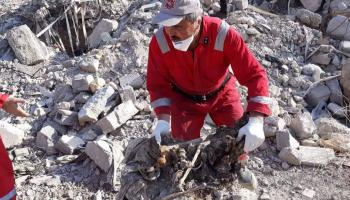 الدفاع المدني ينتشل جثة متفسخة من تحت ركام في الموصل القديمة