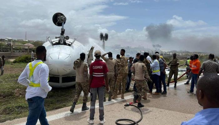 الطائرة الصومالية أثناء انقلابها