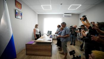 مواطنون أوكرانيون يؤدون القسم للحصول على الجنسية الروسية