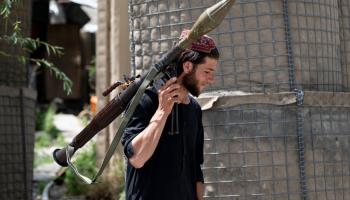 عنصر من طالبان يحمل قذيفة صاروخية (أ ف ب)