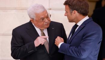 محمود عباس وإيمانويل ماكرون (أ ف ب)