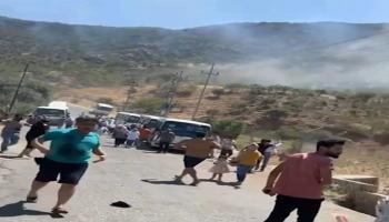 تصاعد الأدخنة جراء القصف التركي وسط فرار العراقيين 