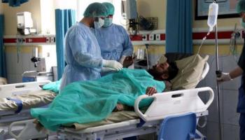 مريض في حالة حرجة بعد إصابته بفيروس كورونا