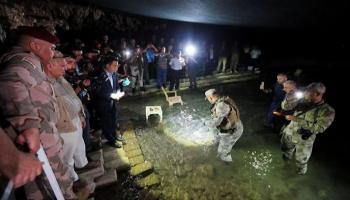 قوات عراقية تفحص موقع استهداف شاطئ دهوك