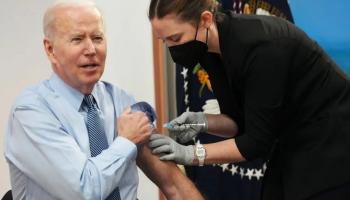 بايدن خلال تلقيه الجرعة المعززة الثانية بالبيت الأبيض