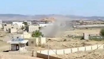 جانب من قصف الحوثي لبلدة 