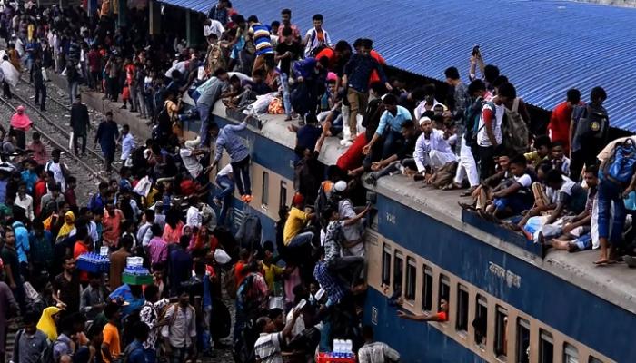 السفر فوق القطارات ممارسة شائعة في بنجلاديش