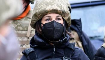  وزيرة الخارجية الألمانية أنالينا بيربوك مرتدية الزي العسكري خلال زيارة أوكرانيا