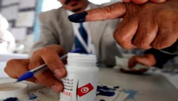 أحد الناخبين التونسيين يضع إصبعه بالحبر السري - أرشيفية