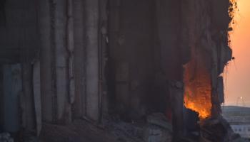 جانب من الحريق في صوامع الحبوب بمرفأ بيروت