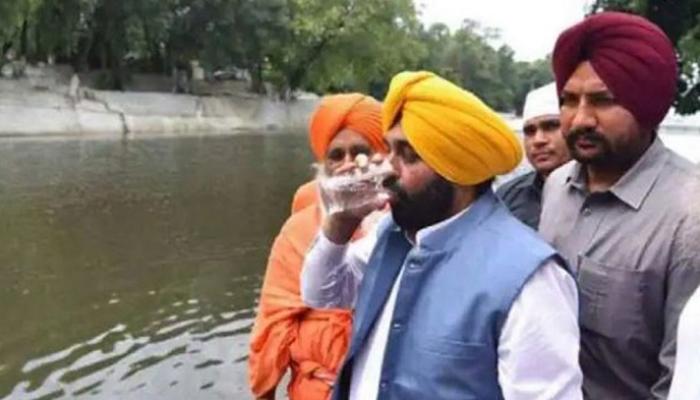 المسؤول الهندي يشرب مياه النهر
