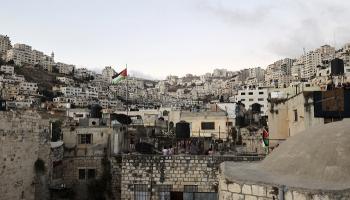 علم فلسطيني في قلب نابلس بعد اشتباكات بين فلسطينيين وقوات إسرائيلية