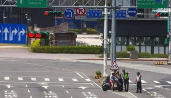 شارع شبه خالي في العاصمة التايوانية تايبه 