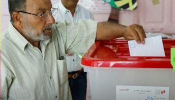 تونسي خلال الإدلاء بصوته