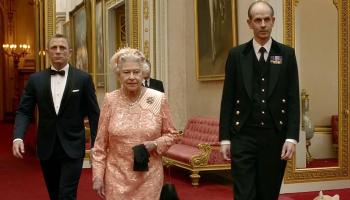 بول الطويل -يمين- أحد موظفى الملكة المقربين