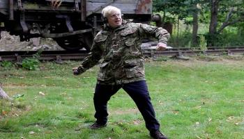 بوريس جونسون يلقي قنبلة يدوية