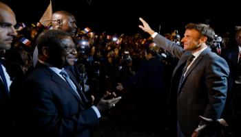 الرئيس الفرنسي إيمانويل ماكرون لدى وصوله الكاميرون