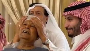 رجل الأعمال يقبل رأس عم شوقي