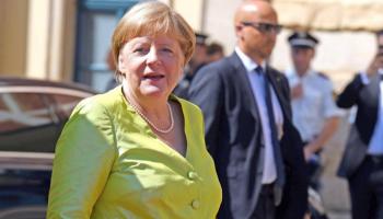  المستشارة الألمانية السابقة أنجيلا ميركل لحظة وصولها لمهرجان بايرويت