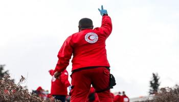 أحد رجال الهلال الأحمر الليبي- أرشيفية