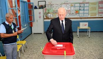 الرئيس التونسي خلال الإدلاء بصوته في الاستفتاء