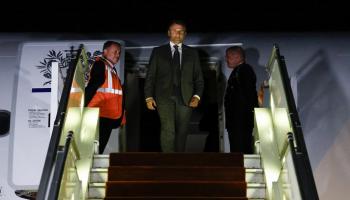 الرئيس الفرنسي إيمانويل ماكرون عقب وصوله للكاميرون- أ.ف.ب 